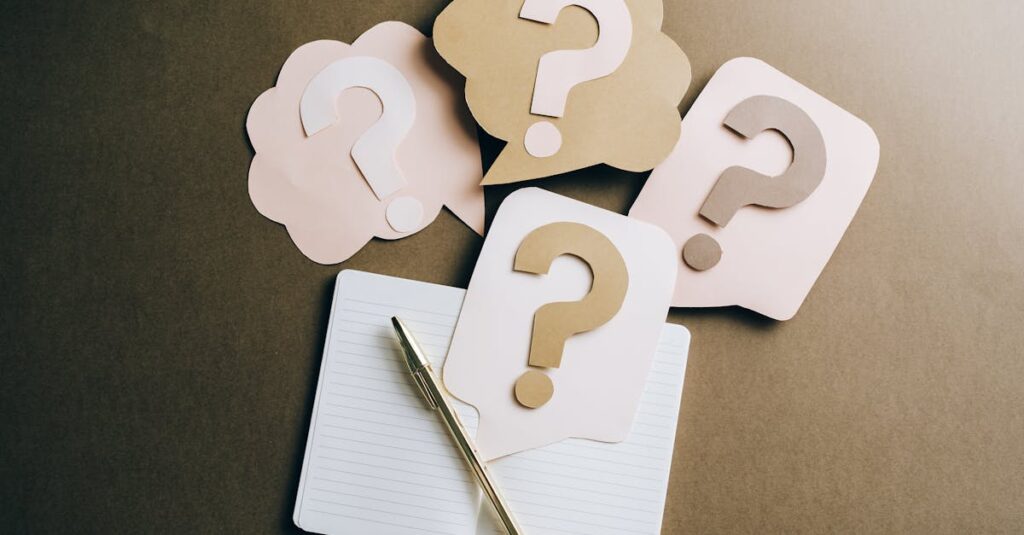 Trois têtes avec des points d'interrogation, représentant la réflexion et la recherche de réponses lors du processus de décision.
