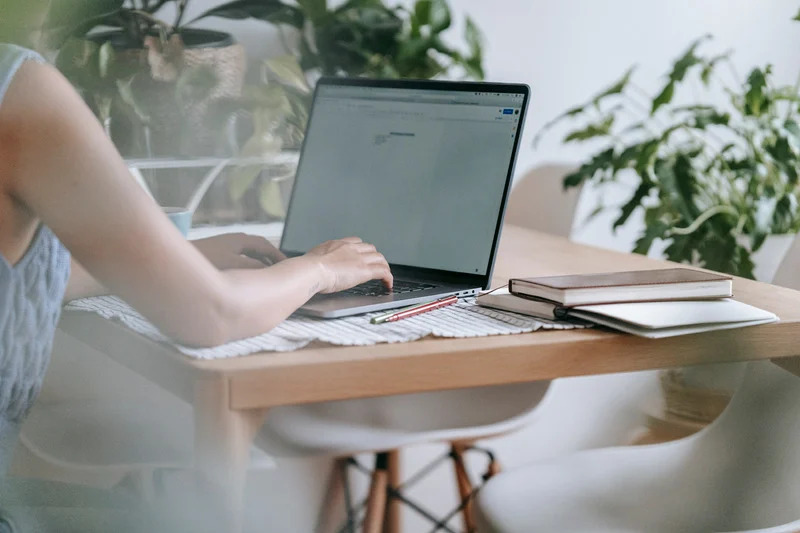 Bureau organisé avec un ordinateur portable – Simplifiez votre quotidien avec Mélanie Landry