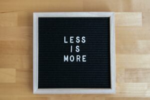 Panneau avec l'inscription 'LESS IS MORE', représentant la simplicité et l'importance de prioriser.